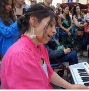 Musicienne professionnelle et pédagogue passionnée spécialisée dans l'enseignement de la flûte traversière, du chant, de l'accompagnement piano/chant, de l'écriture musicale et dans la direction de chœur
